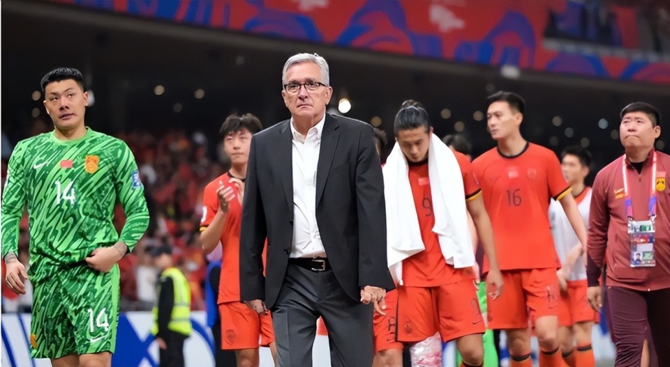 须在未来一, 还有执教亚 须在未来一, 还有执教亚